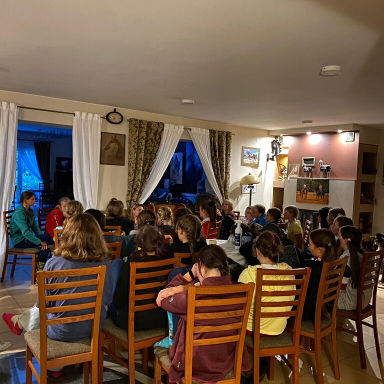 młodzież chętnie się uczy jazdy konnej